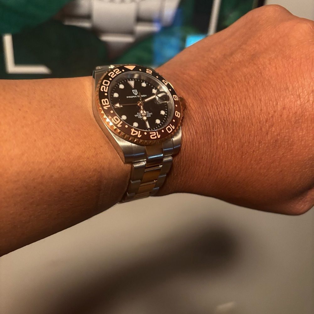 Elegant Two-Tone Watch with Black Dial